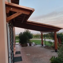 Tettoia con pensilina collegata