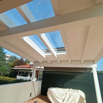Pergola bianca Con copertura in policarbonato compresso