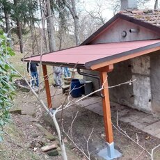 Piccola pensilina Pensilina su piccola abitazione in castagneto