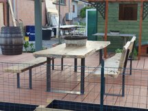 Tavolo da esterno con panche Tavolo e due panche, una con poggia schiena l'altra senza