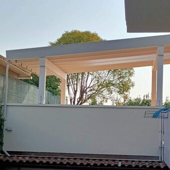 Pergola bianca Con copertura in policarbonato compresso