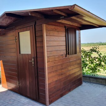 Casetta con legnaia sotto finestra