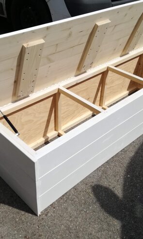 Baule contenitore con chiusura facilitata