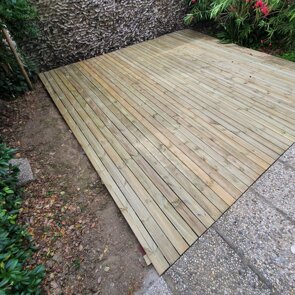 Pedana in pino trattata per sostegno piscina