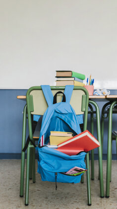 posto-di-lavoro-della-scuola-con-i-libri-aula.jpeg