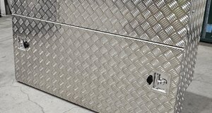 armadio contenitore in alluminio mandorlato con chiusure