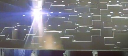 lamiere in alluminio e inox in fase di taglio con laser in fibra ottica