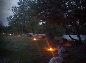 Atmosfera magica a lume di candela, candele, lanterne, 