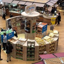 Isola promozionale Produzione e allestimento con elementi di grandi dimensioni