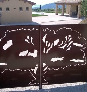Cancello in ferro verniciato con decoro traforato ad albero stilizzato