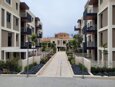 Viale condominiale con ringhiere in ferro realizzate su misura
