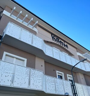Balconi Hotel Vittoria con pannelli traforati in ferro decorativo lavorati su misura