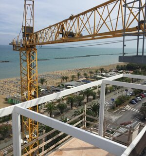 Struttura metallica in acciaio per copertura terrazza con vista sulla spiaggia e lungomare