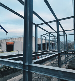 Telaio in acciaio zincato per struttura industriale in cantiere