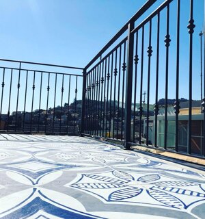 Ringhiera in ferro battuto con motivi decorativi su terrazzo residenziale
