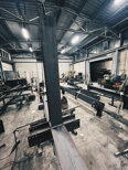 Interno officina Fratelli Amabili con macchinari per lavorazioni in acciaio