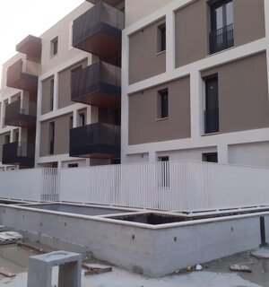 Palazzina moderna con ringhiere in ferro su misura per balconi residenziali