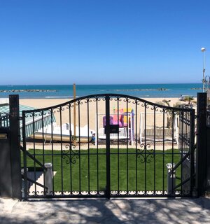 Cancello in ferro battuto su giardino con vista sul mare Adriatico