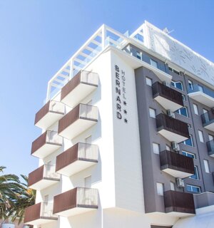 Facciata Hotel Bernard con balconi e strutture metalliche progettate su misura