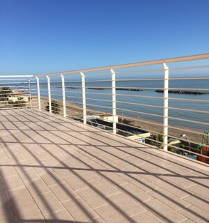 Parapetto in acciaio su terrazza vista mare