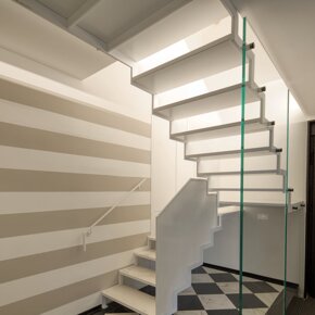 Scala di accesso all'appartamento SEA