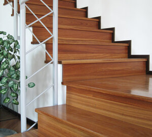 finitura scala in continuità con il parquet