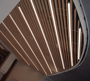 soffitto a lamelle in legno modulare con sistema di pendinaggio