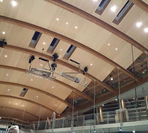 fasi di montaggio di un auditorium con pannelli speciali microperforati
