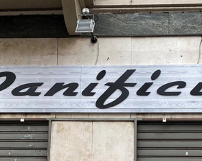 INSEGNA PANNELLO SCATOLATO Lettere in forex nero applicate su pannello scatolatoo