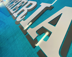 PANNELLO IN PLEXIGLASS Lettere in PVC prespaziate su lastra in plexiglass