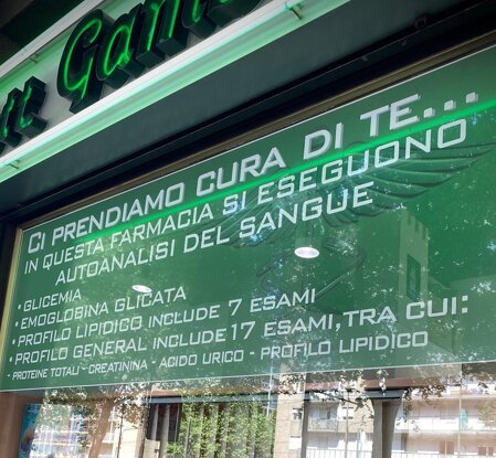 VETROFANIA SU ADESIVO TRAFORATO