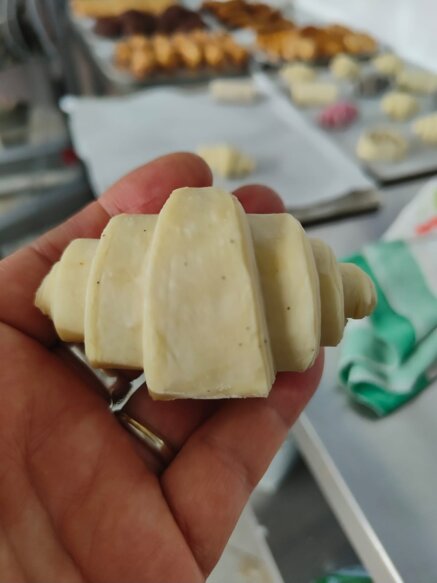 croissant.jpeg croissant.jpeg