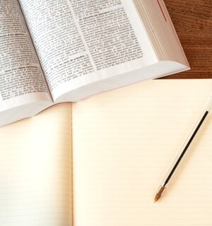 avvocato-che-esamina-i-documenti-alla-scrivania.jpeg