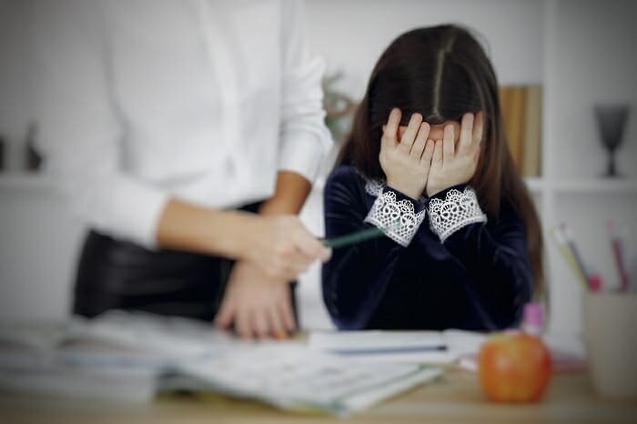 SCATTA IL REATO DI "MALTRATTAMENTI", E NON IL PI&Ugrave; LIEVE "ABUSO DI MEZZI DI CORREZIONE", PER IL PROFESSORE CHE DAVANTI ALLA CLASSE QUALIFICHI RIPETUTAMENTE COME 
