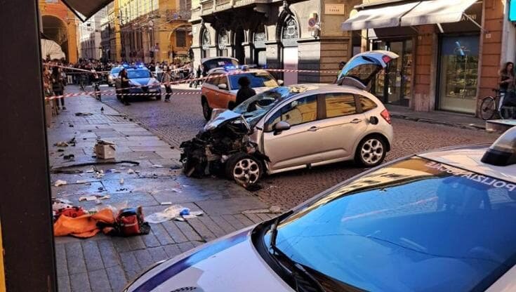 UN'AUTO, UNA FOLLA, UN SABATO POMERIGGIO. BENVENUTI IN EUROPA. UN'AUTO, UNA FOLLA, UN SABATO POMERIGGIO. BENVENUTI IN EUROPA.