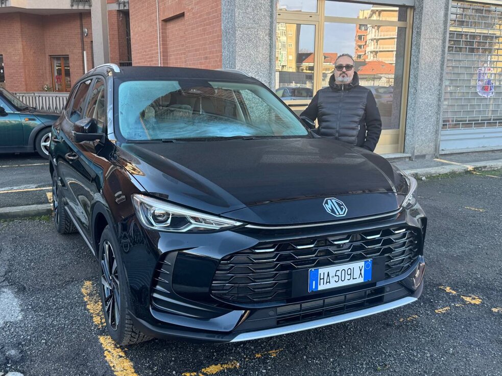 consegna nuova mg zs full hybrid.jpeg