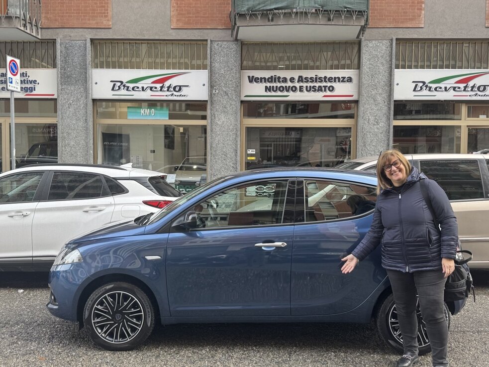 4 amici clienti da una vita, lancia ypsilon hybrid usata aziendale.jpeg