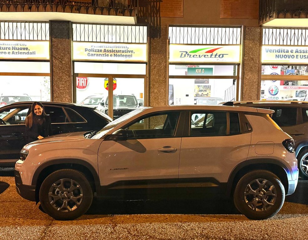 nuova jeep avenger amica cliente.jpeg nuova jeep avenger amica cliente.jpeg