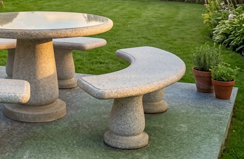 Tavolo e panche in granito su misura per arredo giardino a Fino Mornasco
