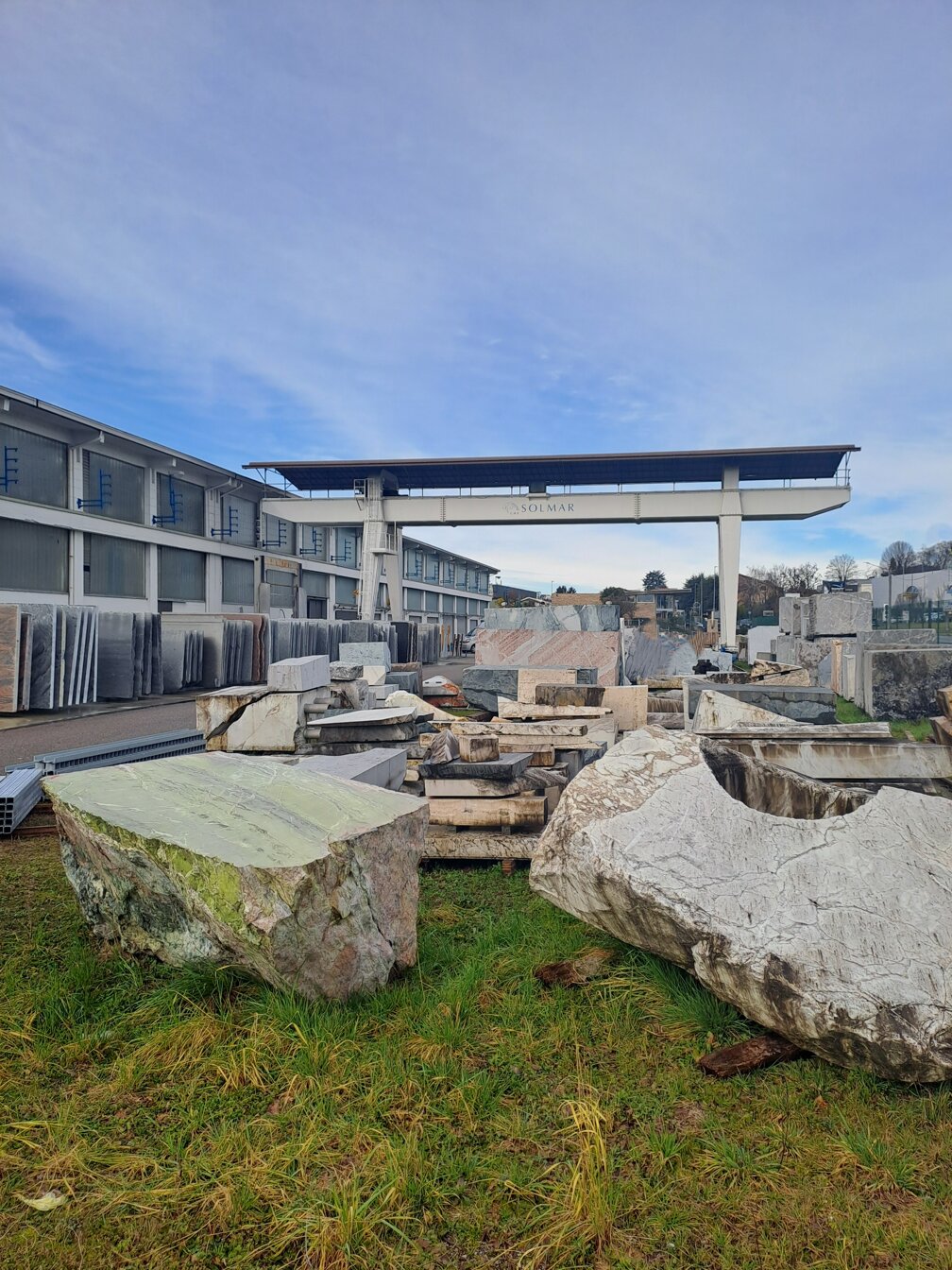 Cantiere con lastre di marmo e granito per progetti arredo esterni a Como