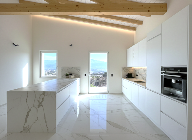 Piano cucina moderno in marmo Bianco Carrara levigato realizzato su misura