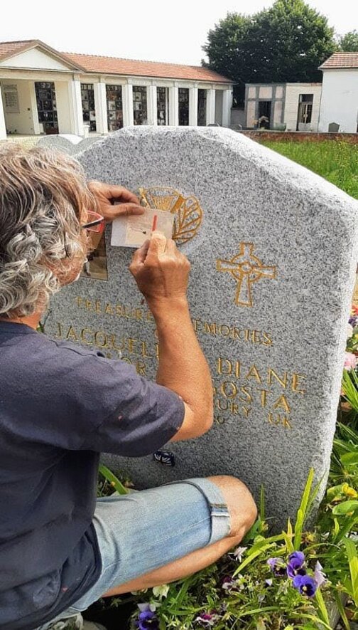 Restauro incisioni su lapide con applicazione foglia oro zecchino artigianale Restauro incisioni su lapide con applicazione foglia oro zecchino artigianale