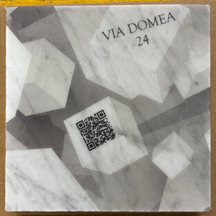 civico per abitazione civile e moderna in marmo con incisione laser QR Code per applicazioni smart city e design civico per abitazione civile e moderna in marmo con incisione laser QR Code per applicazioni smart city e design