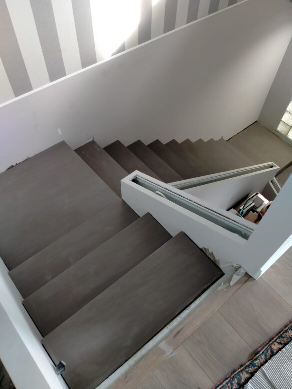 Scala interna di lusso in marmo scuro venato con finitura Soft-Touch