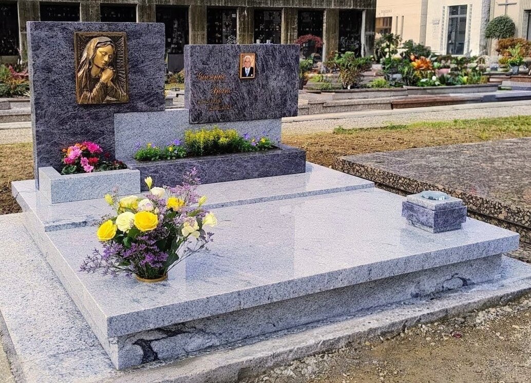 Monumento funebre in vizag blue doppio Monumento funebre in vizag blue doppio