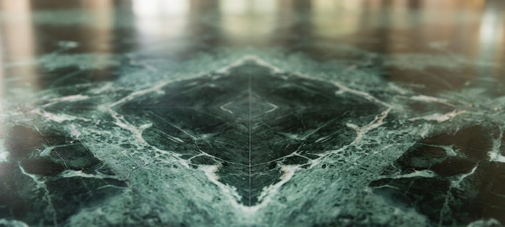 Dettaglio venature marmo lucido posato a macchia aperta Como Graniti