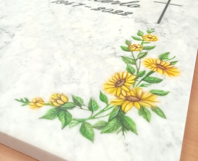 Colombaro funerario in pietra con decorazioni dipinte a mano e finiture di pregio