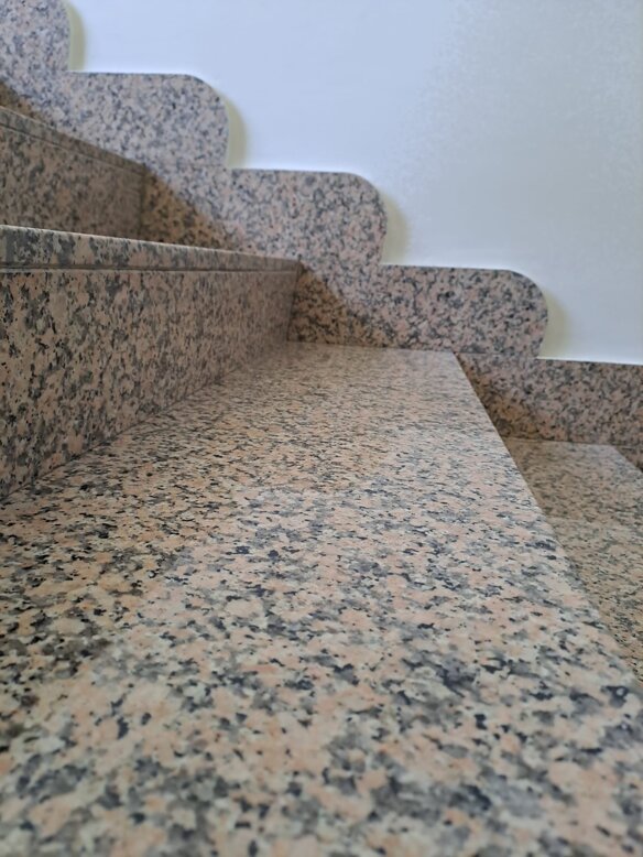 Scala interna in pietra naturale puntinata e pavimentazione coordinata a Fino Mornasco