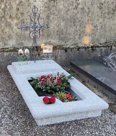Monumento funebre in granito bianco con fioriera realizzato a Como Monumento funebre in granito bianco con fioriera realizzato a Como