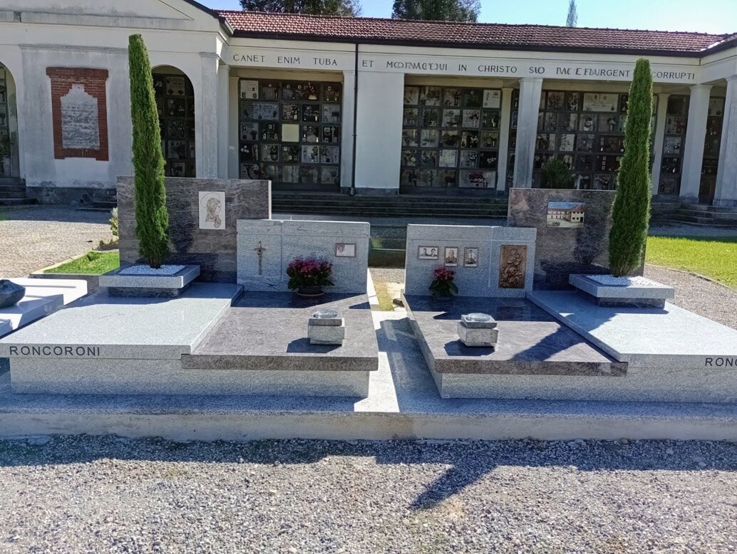Esposizione e posa monumenti funebri personalizzati in cimitero zona Como Esposizione e posa monumenti funebri personalizzati in cimitero zona Como